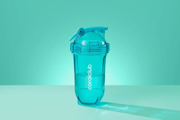 Šejkr coralclub, světle modrý